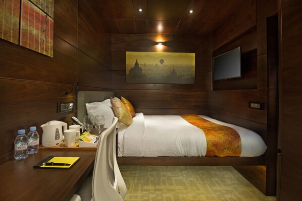 Executive Double Room, 1 Bedroom, Accessible, Garden View | Peralatan tempat tidur premium, bar mini, peti besi dalam bilik, meja 