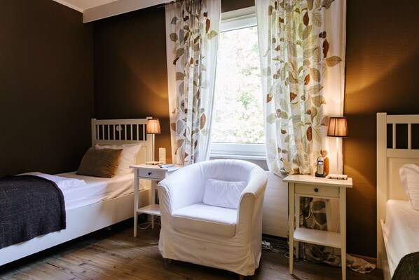 Kahden hengen economy-huone (kaksi sänkyä), 2 yhden hengen sänkyä, n äköala lomakeskukseen | Ylelliset vuodevaatteet, työpöytä, pimennysverhot, ilmainen Wi-Fi