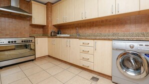 Apartamento, 2 quartos | Cozinha privada | Geladeira, micro-ondas, fogão, cooktop