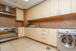 Apartment, 2 Bedrooms | Private kitchen | Fridge, microwave, oven, stovetop