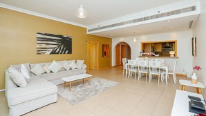 Apartamento, 2 quartos | Área de estar | TV de tela plana
