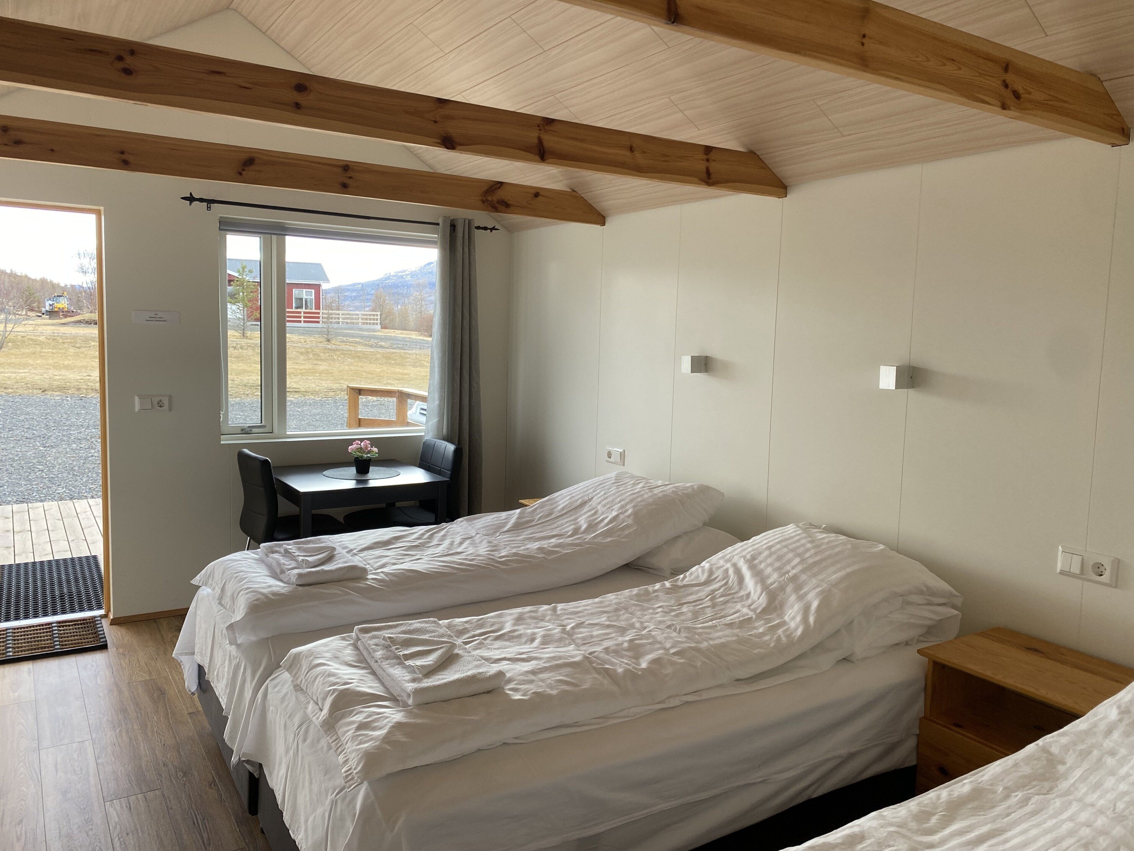 Mökki (Triple) | Työpöytä, ilmainen Wi-Fi, vuodevaatteet