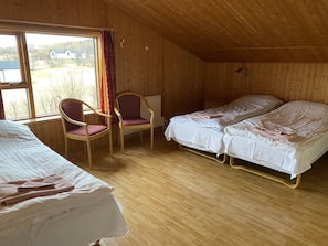 Habitación triple, baño compartido | Escritorio, wifi gratis y ropa de cama