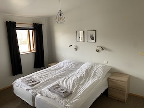 Twin Room, Shared Bathroom | Desk, free WiFi, bed sheets