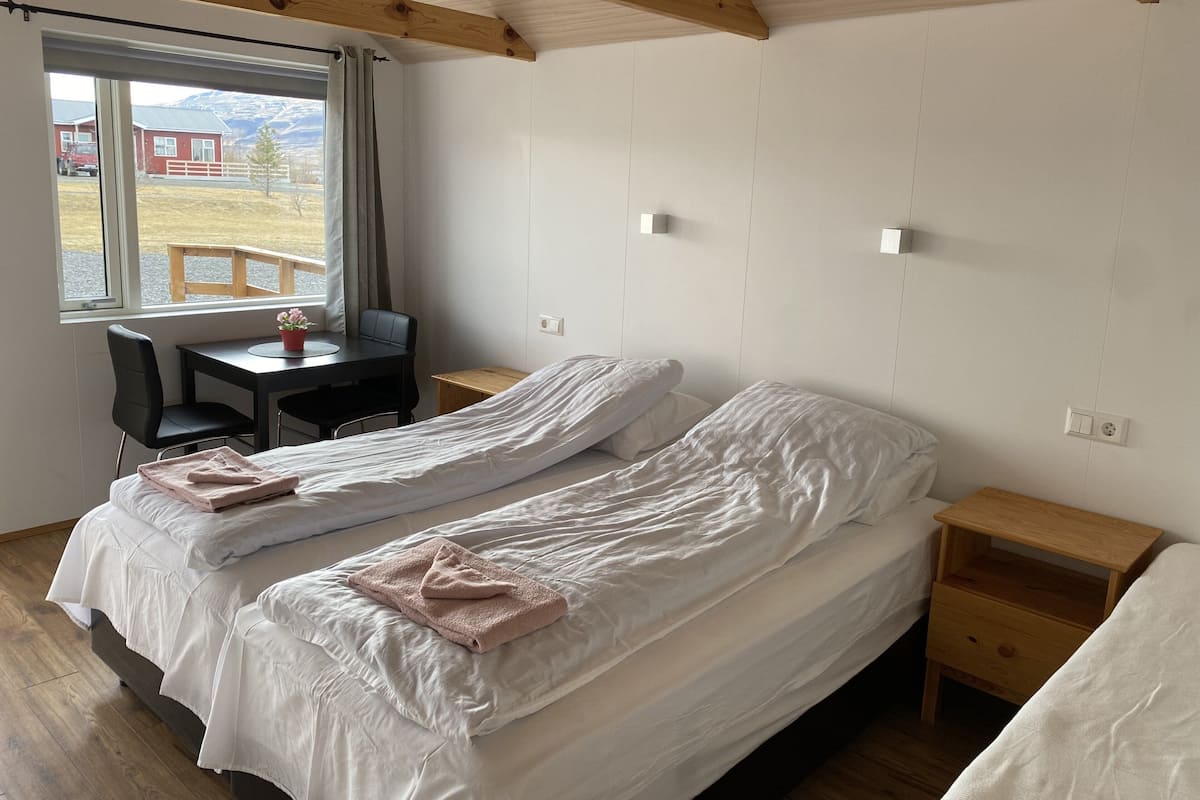 Cabin (Triple) | Desk, free WiFi, bed sheets
