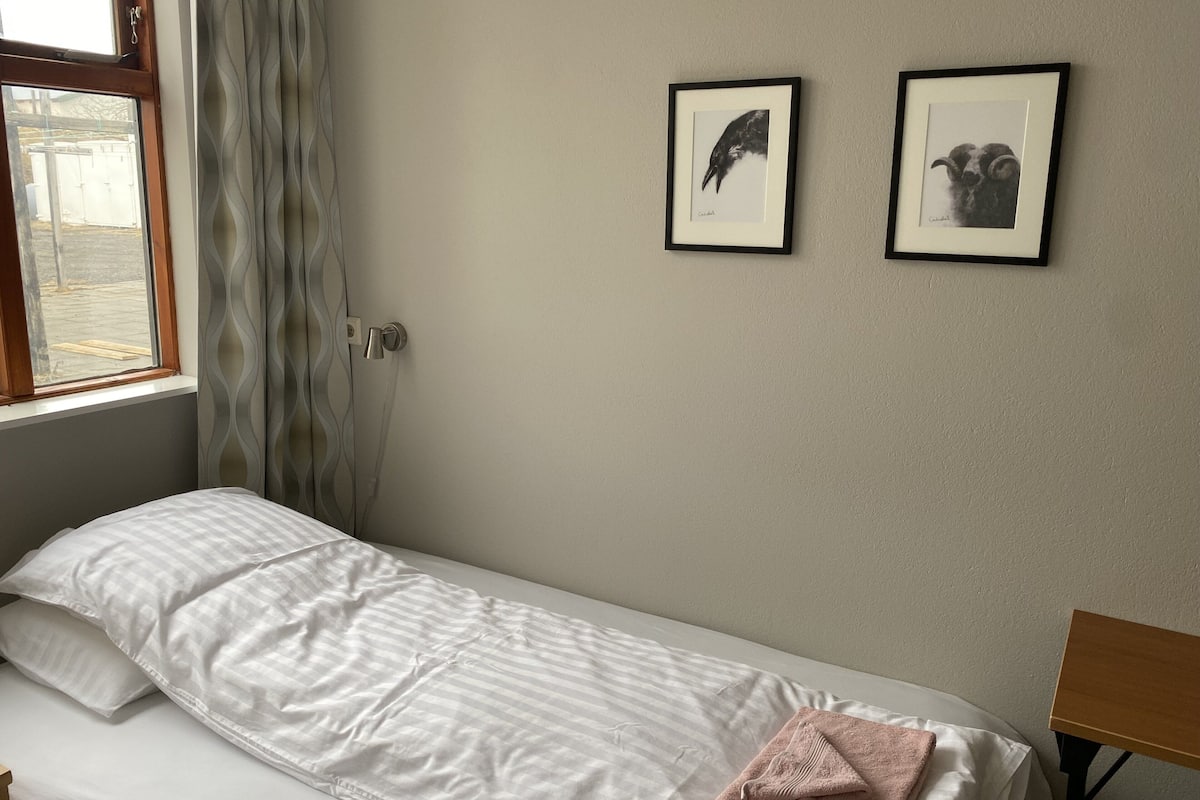 Single Room, Shared Bathroom | Desk, free WiFi, bed sheets