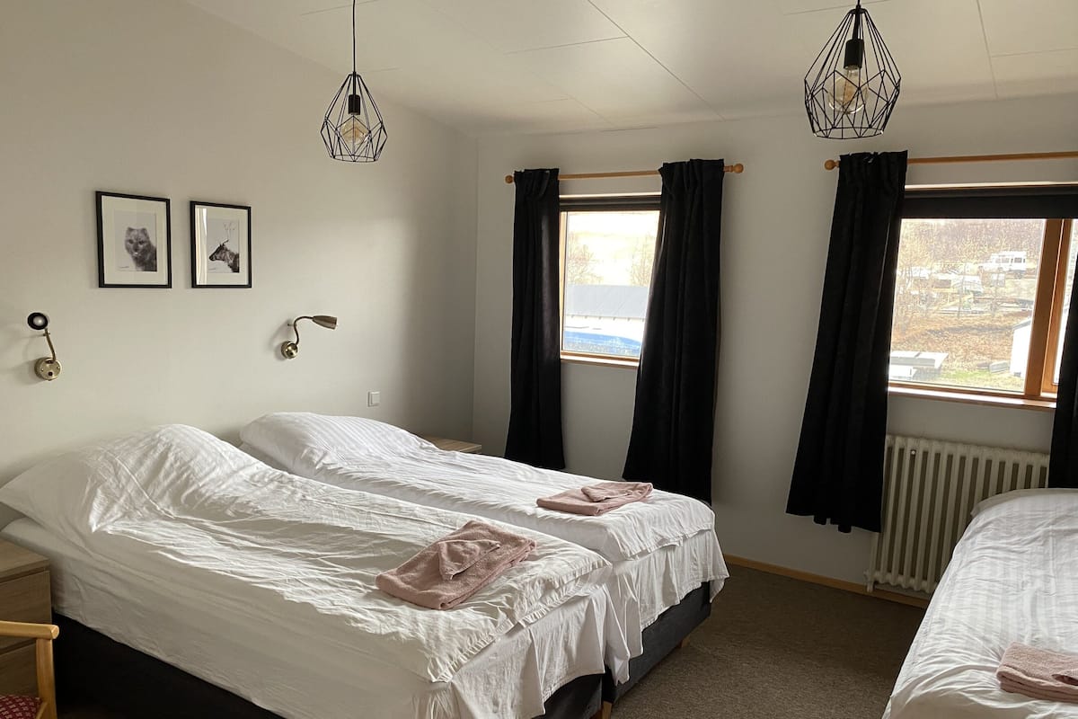 Triple Room, Shared Bathroom | Desk, free WiFi, bed sheets