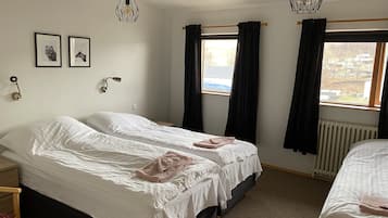 Chambre triple, salle de bains commune | Bureau, accès au Wi-Fi (inclus), literie fournie