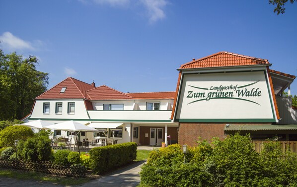 Un edificio con un letrero que dice "Landgasthof Zum grünen Walde".