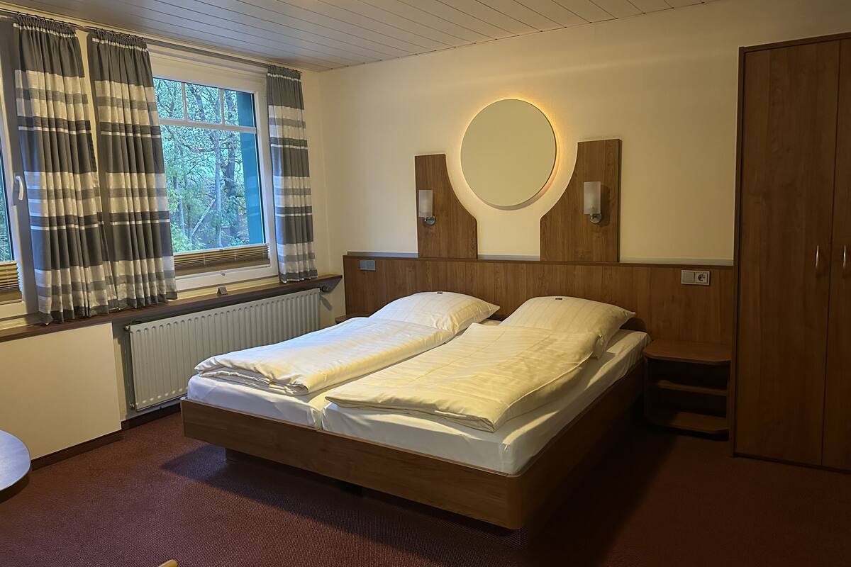 familienzimmer | in-room safe, desk, iron/ironing board, rollaway beds