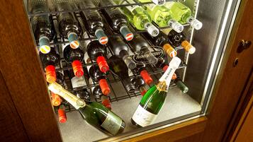 Un refrigerador para vino con varias botellas de vino y champán.