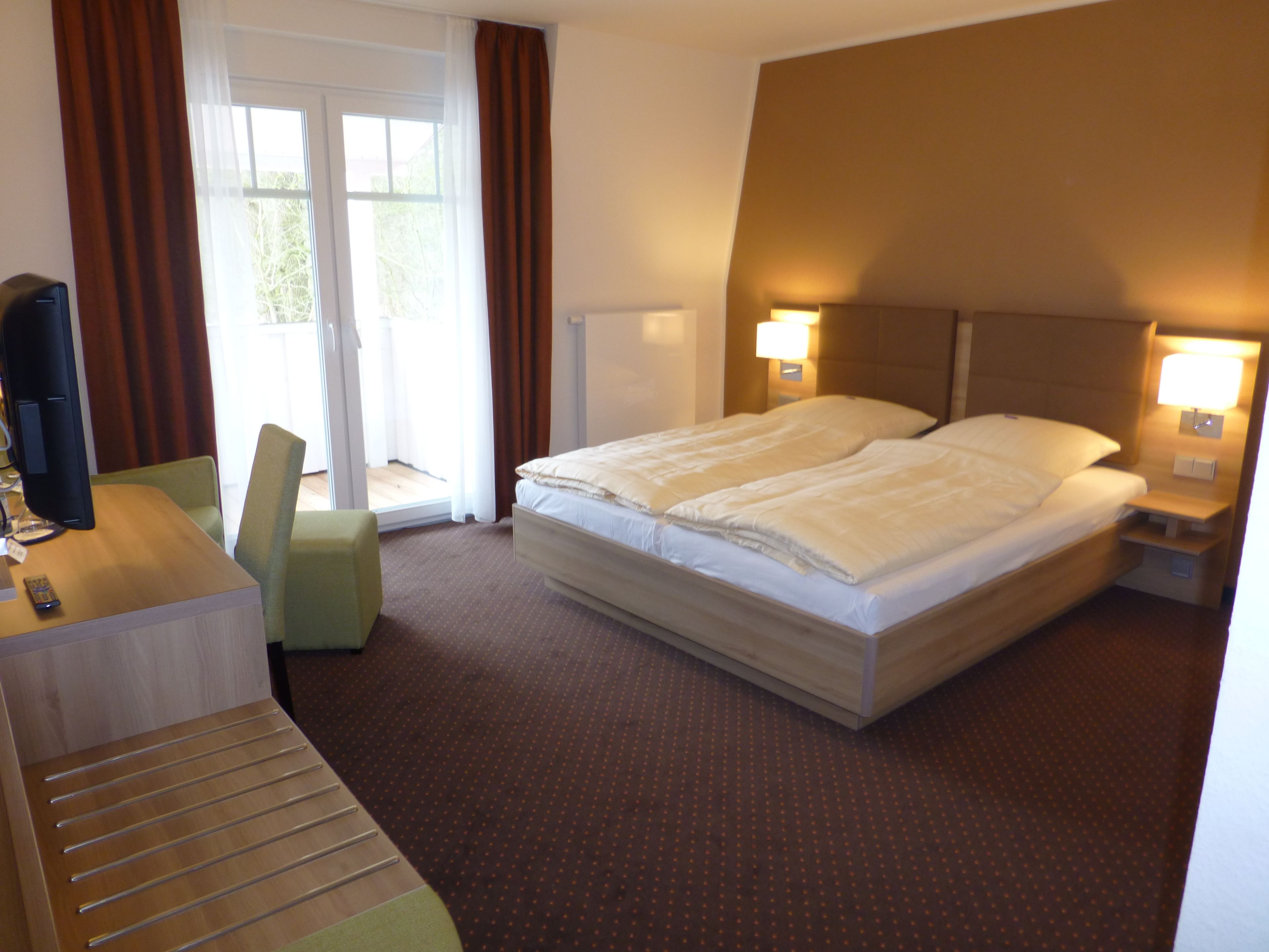 double room single use, balcony | in-room safe, desk, iron/ironing board, rollaway beds
