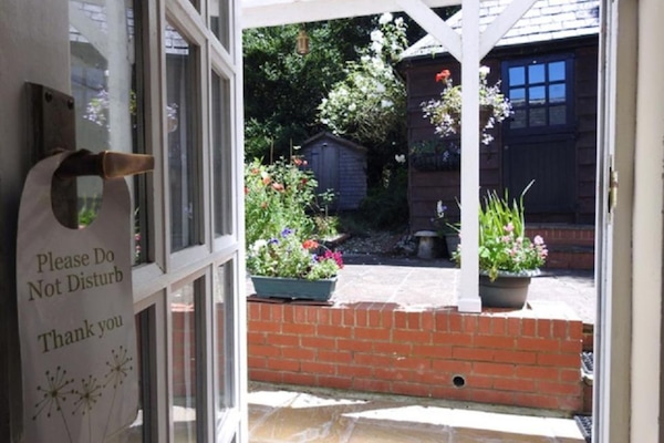 Twin Room, Ensuite | Hypo-allergenic bedding, individually decorated, individually furnished