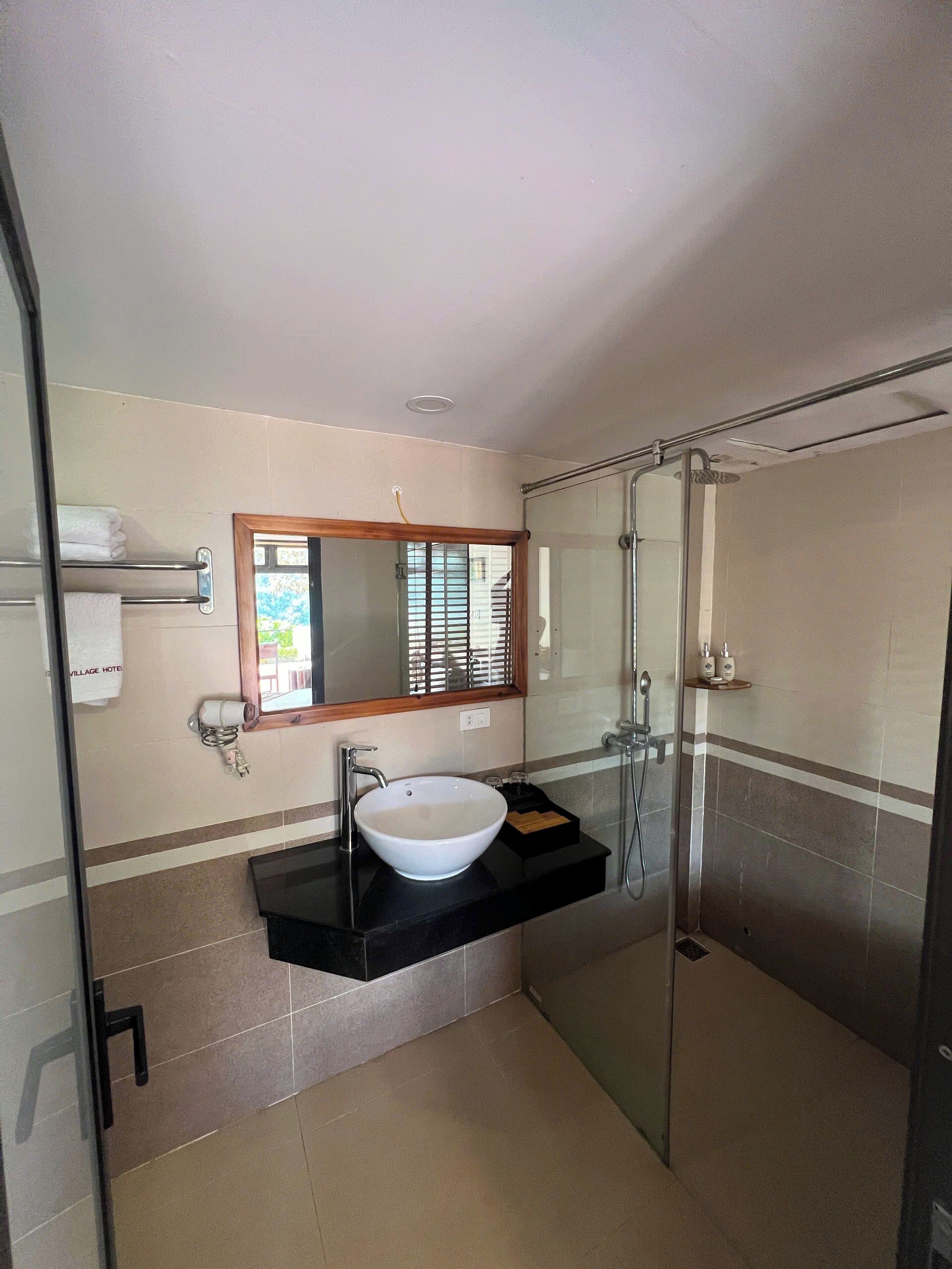 deluxe double room | bathroom | shower, rainfall showerhead, free toiletries, hair dryer