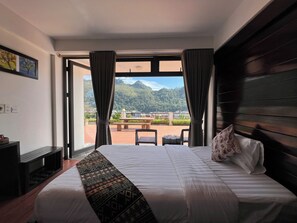 ميني بار وخزنة داخل الغرفة ومكتب ومساحة عمل للكمبيوتر المحمول