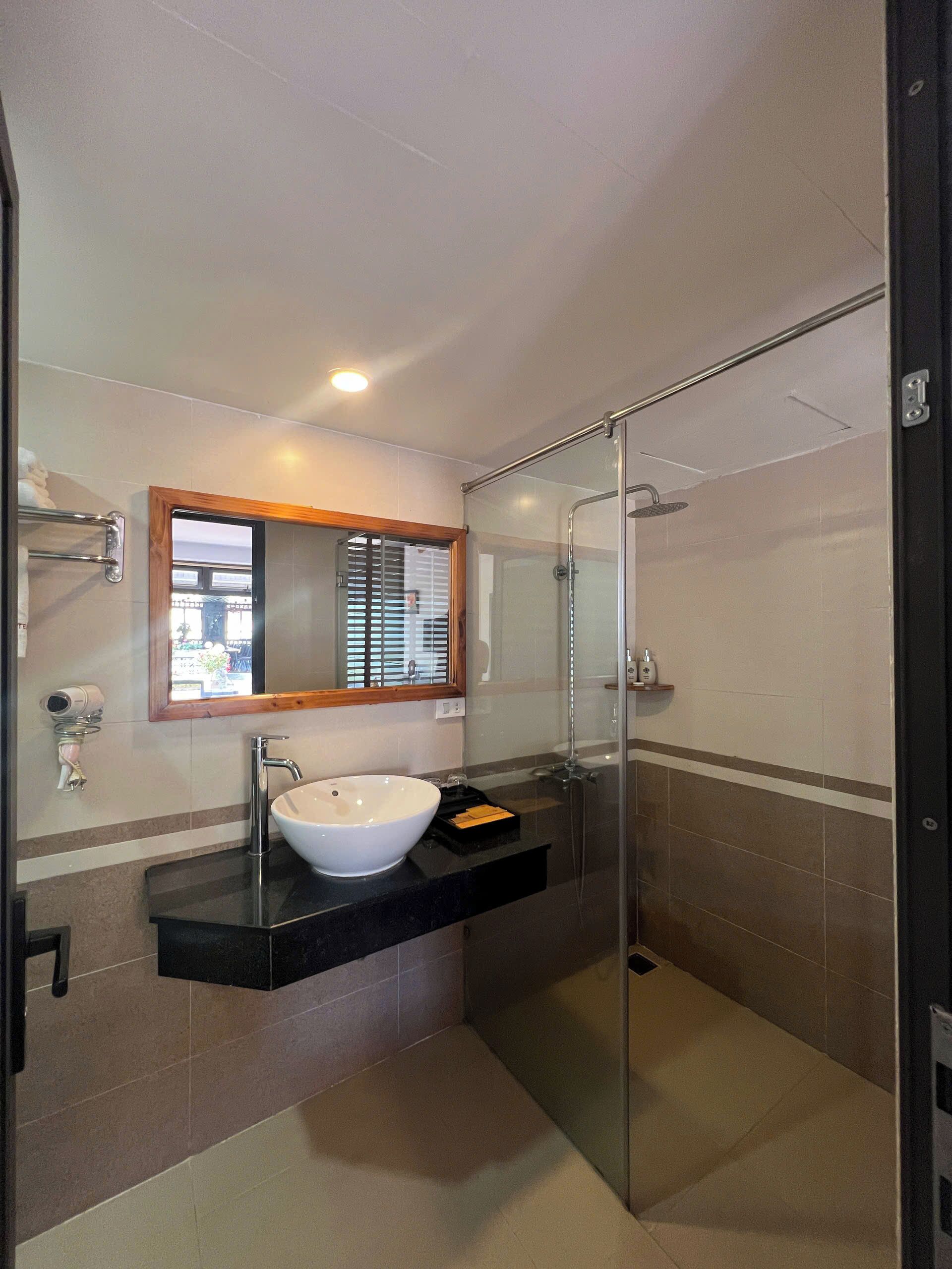 superior triple room | bathroom | shower, rainfall showerhead, free toiletries, hair dryer