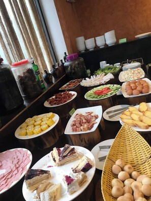 Free buffet breakfast - Sapa Village Hotel (Sa Pa)