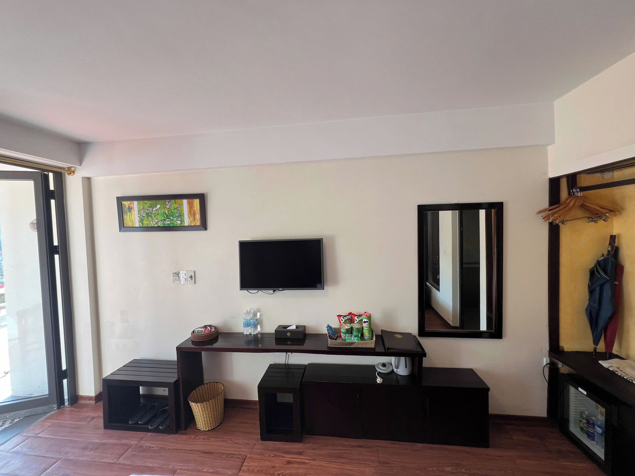 deluxe double room | minibar, in-room safe, desk, blackout curtains