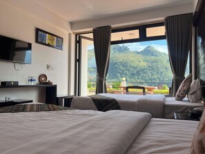 ميني بار وخزنة داخل الغرفة ومكتب ومساحة عمل للكمبيوتر المحمول