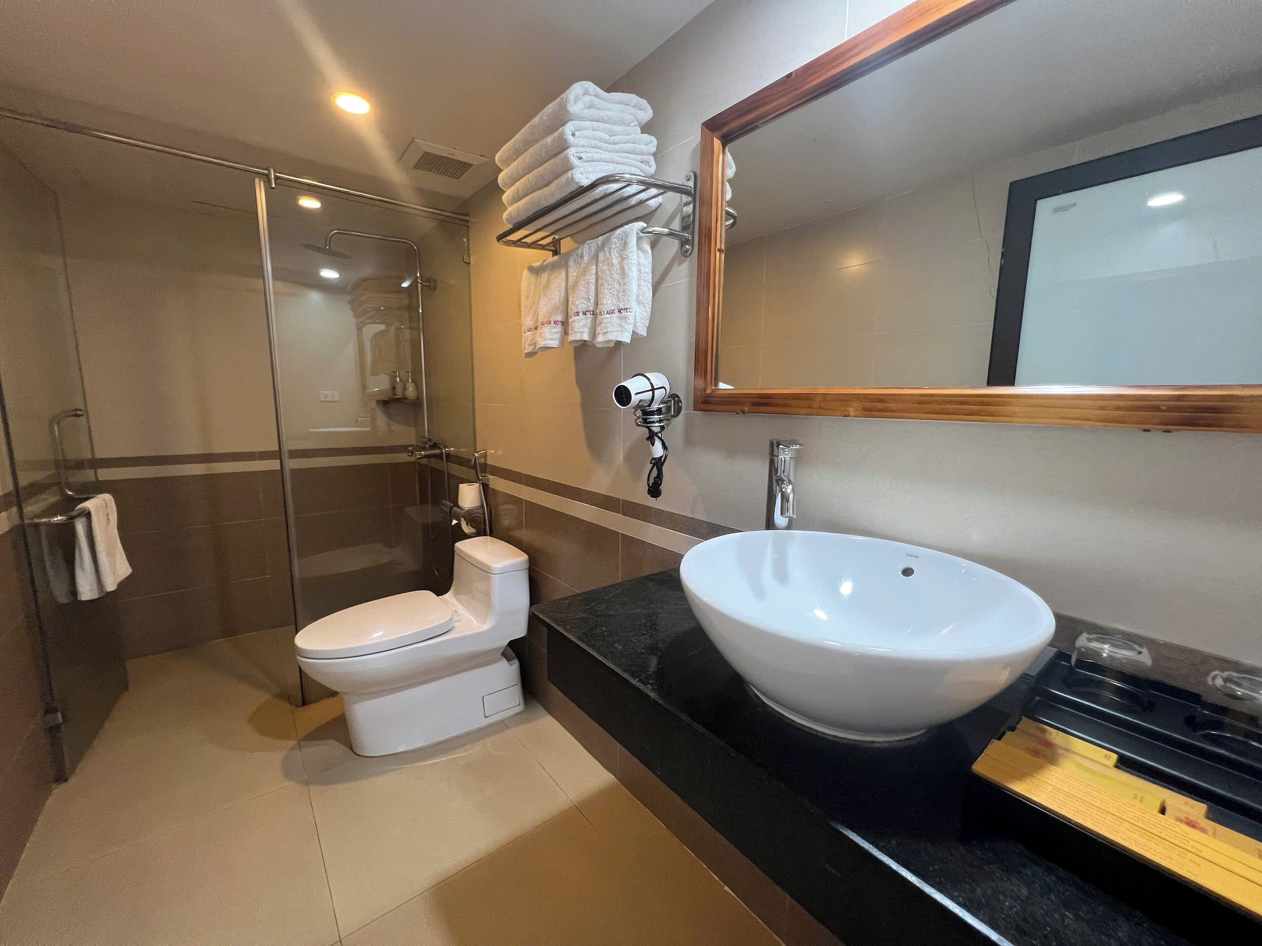 deluxe quadruple room | bathroom | shower, rainfall showerhead, free toiletries, hair dryer