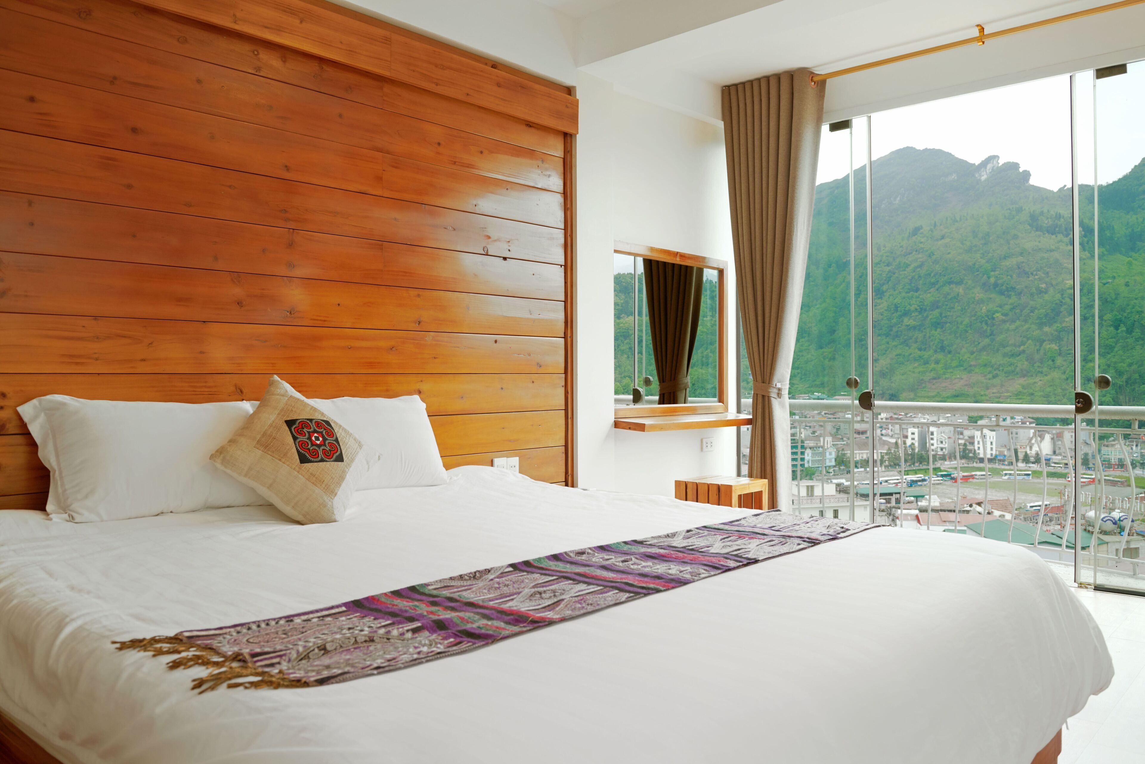 Senior Double Panoramic City View With Balcony | Minibar, in-room safe, desk, laptop workspace