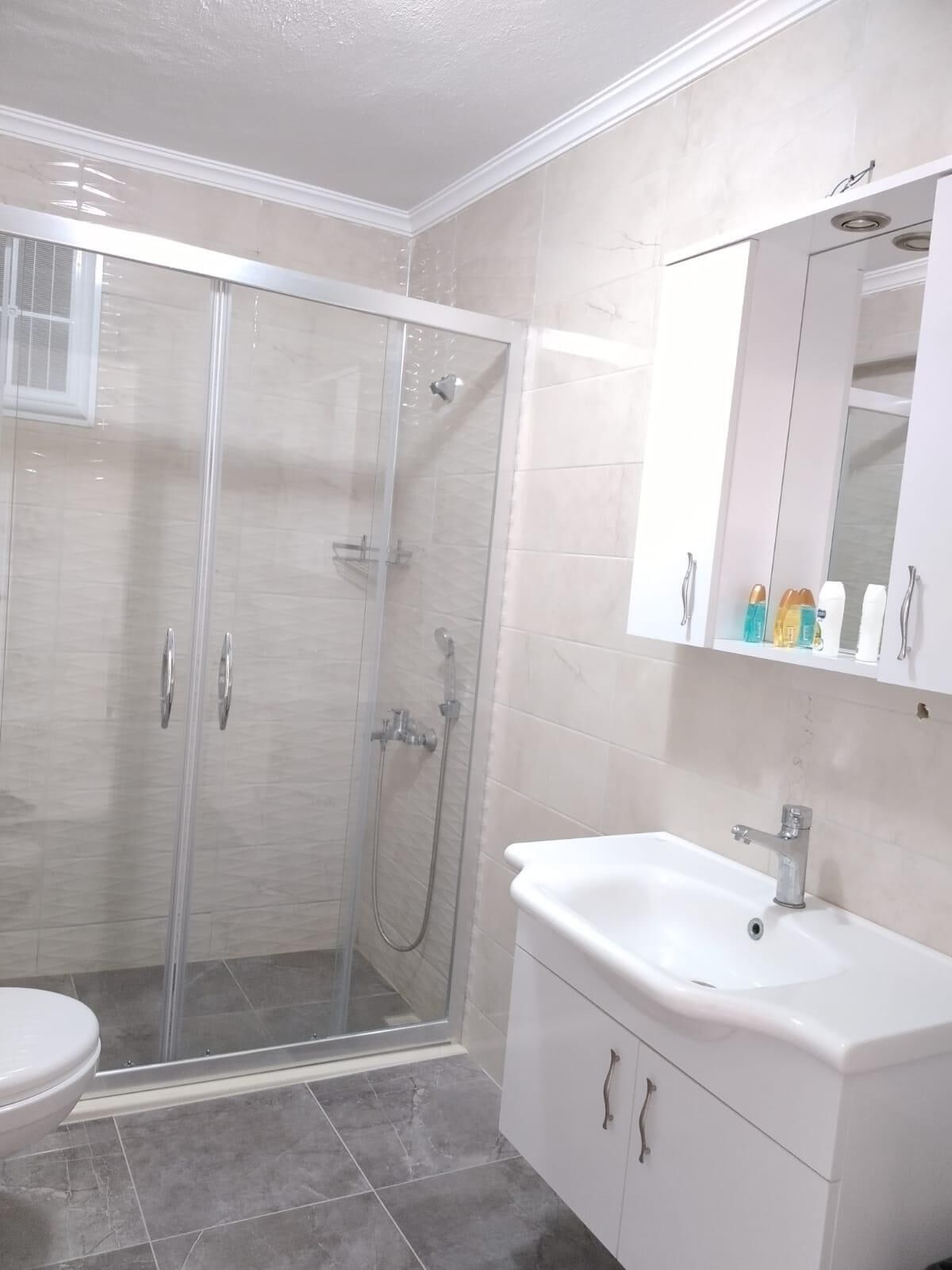 apartment | bathroom | shower, free toiletries, hair dryer, slippers