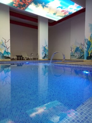 Sisäuima-allas, kauden mukainen ulkouima-allas