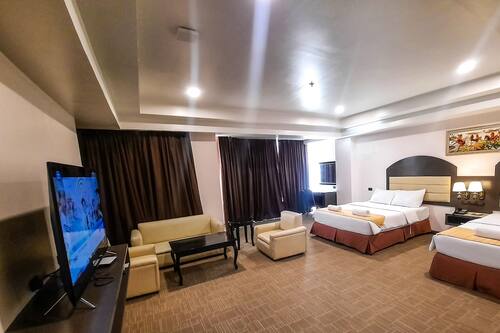 Deluxe Suite | Egyptian cotton sheets, premium bedding, minibar, desk