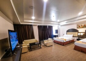 Deluxe Suite | Egyptian cotton sheets, premium bedding, minibar, desk