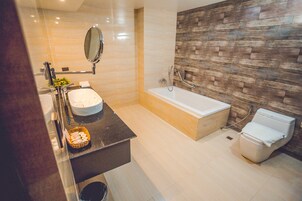 Artículos de tocador gratuitos, secador de pelo, pantuflas, bidet