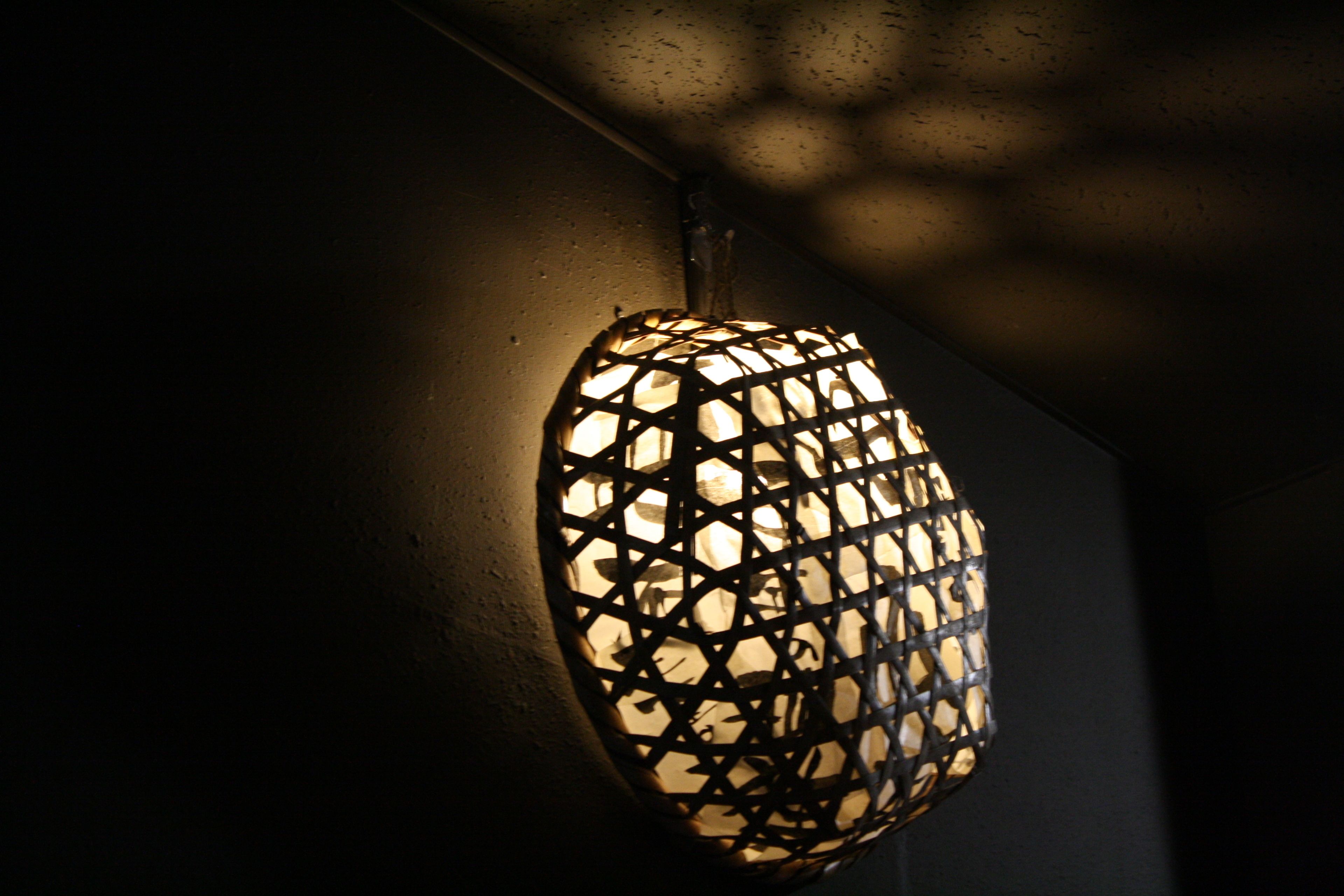 Un luminaire mural orné d’un motif géométrique.