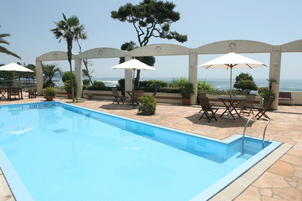 Una piscina al aire libre de temporada
