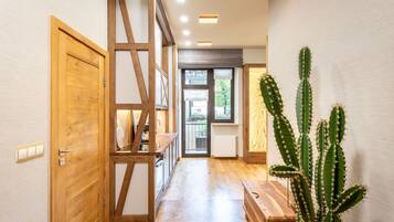 Căn hộ Exclusive, 3 phòng ngủ, phòng tắm hơi | Khu phòng khách | TV màn hình phẳng