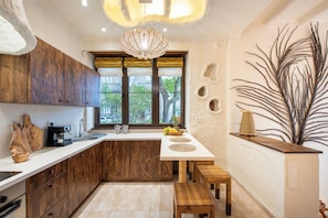 Luxury Studio (Jacuzzi) | Private kitchenette | Full-size fridge, microwave, oven, stovetop - KrakowHomes (Kraków)