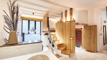 Studio Cao cấp (Jacuzzi) | Khu phòng khách | TV màn hình phẳng