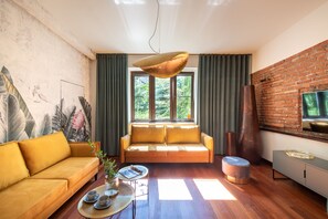 Luksusleilighet, 3 soverom, badstue | Oppholdsrom | Flatskjerm-TV