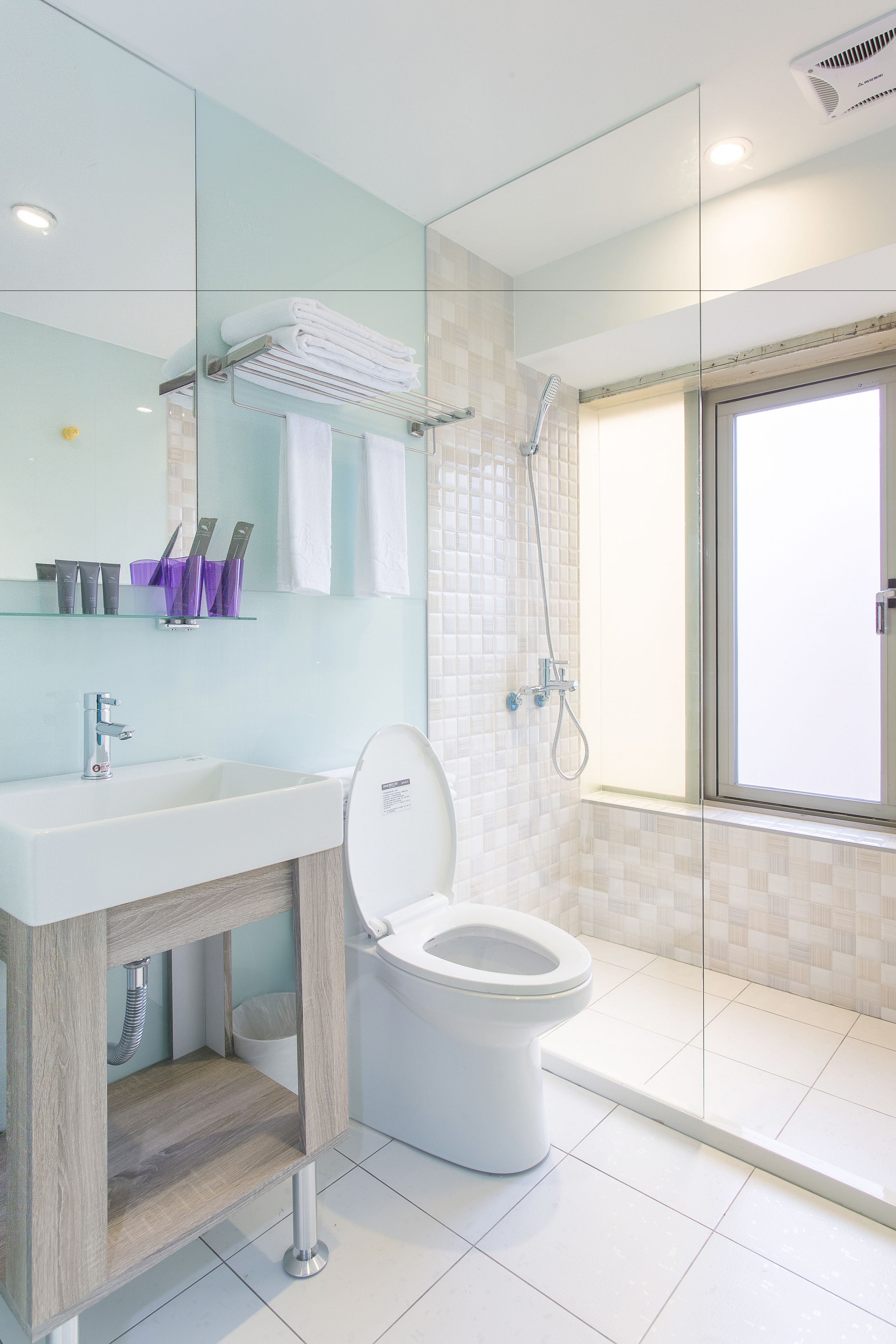 Double Room (Moon) | Bathroom | Shower, free toiletries, hair dryer, slippers