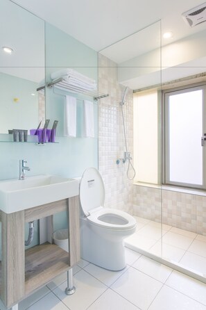 Habitación doble (Moon) | Baño | Regadera, amenidades de baño gratuitas, secadora de cabello, pantuflas