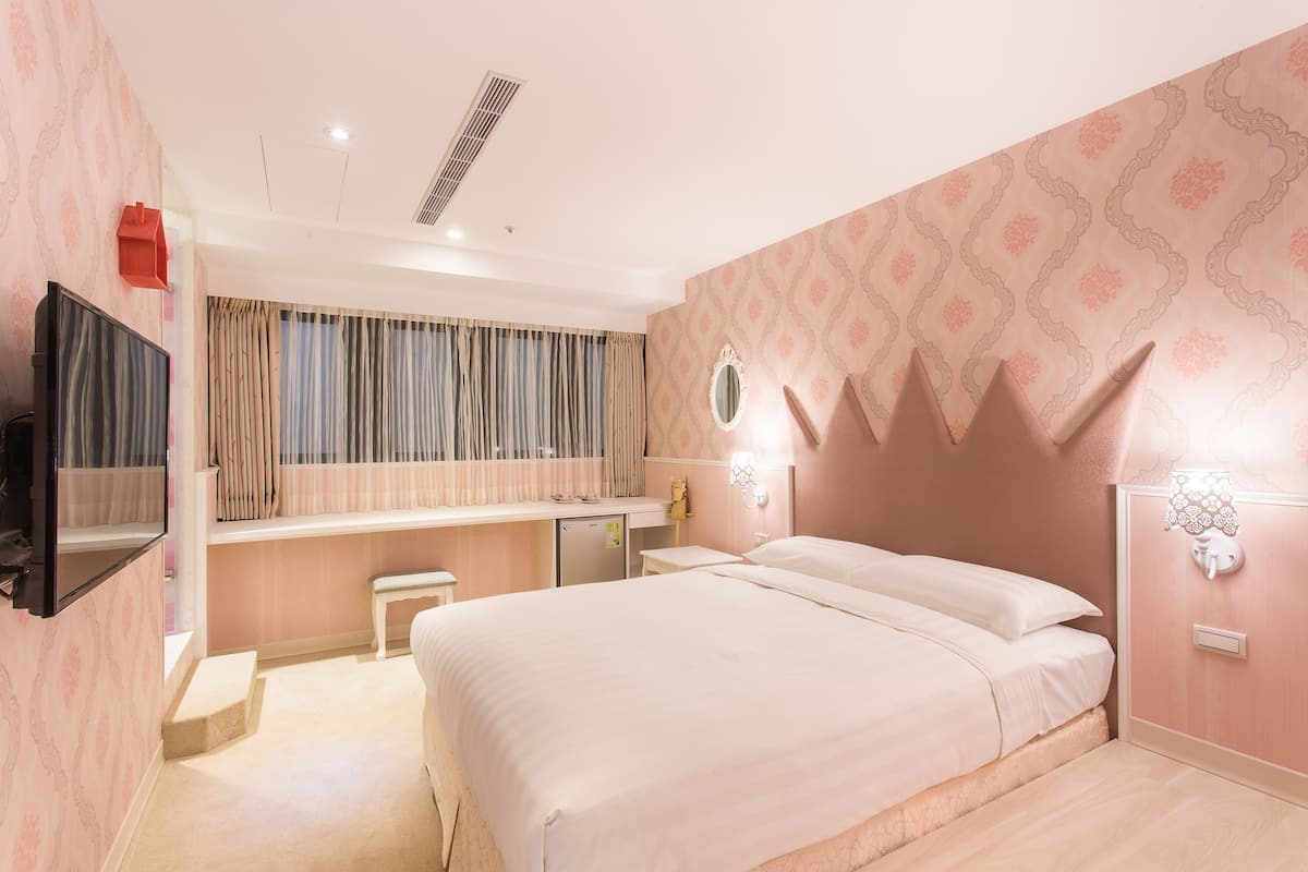 Double Room (Moon) | In-room safe, desk, blackout drapes, soundproofing