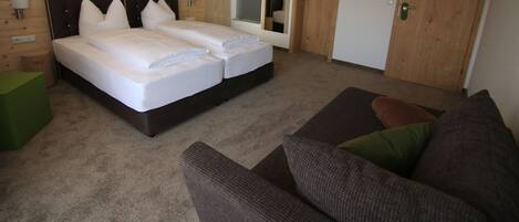 Een bureau, gratis wifi, beddengoed