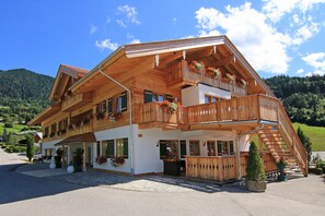 Front of property - Alpinhotel Berchtesgaden (Berchtesgaden)