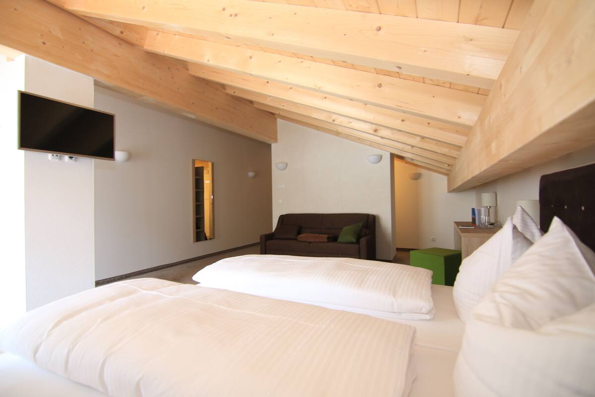 Quarto casal exclusivo, sacada | Escrivaninha, Wi-Fi de cortesia, roupa de cama