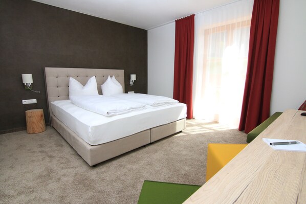 Desk, free WiFi, bed sheets - Alpinhotel Berchtesgaden (Berchtesgaden)
