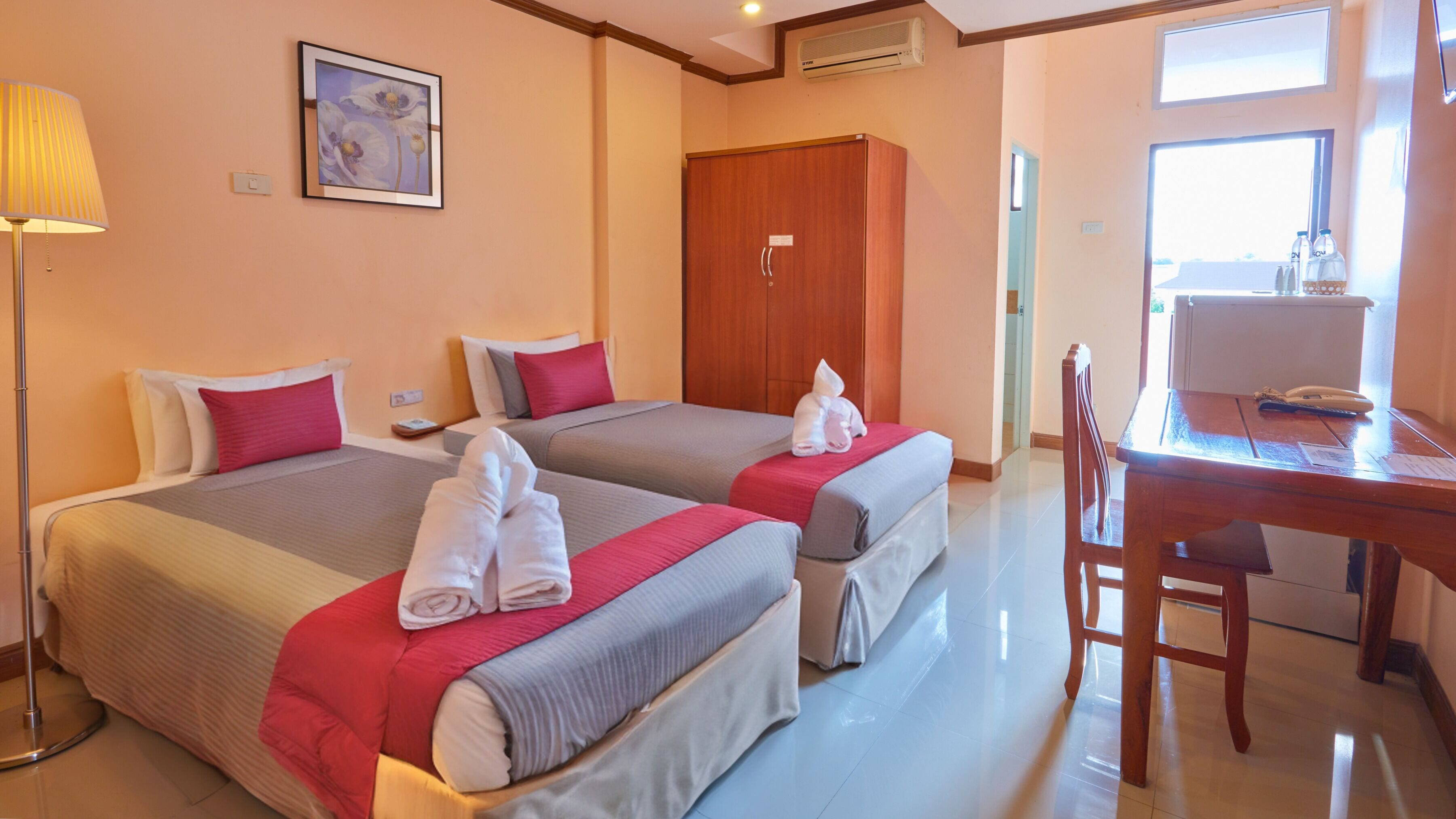 Twin Room | Desk, free WiFi, bed sheets