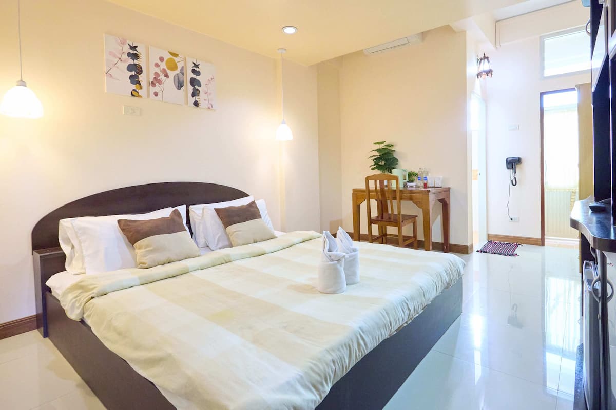 1 bedroom, desk, free WiFi, bed sheets
