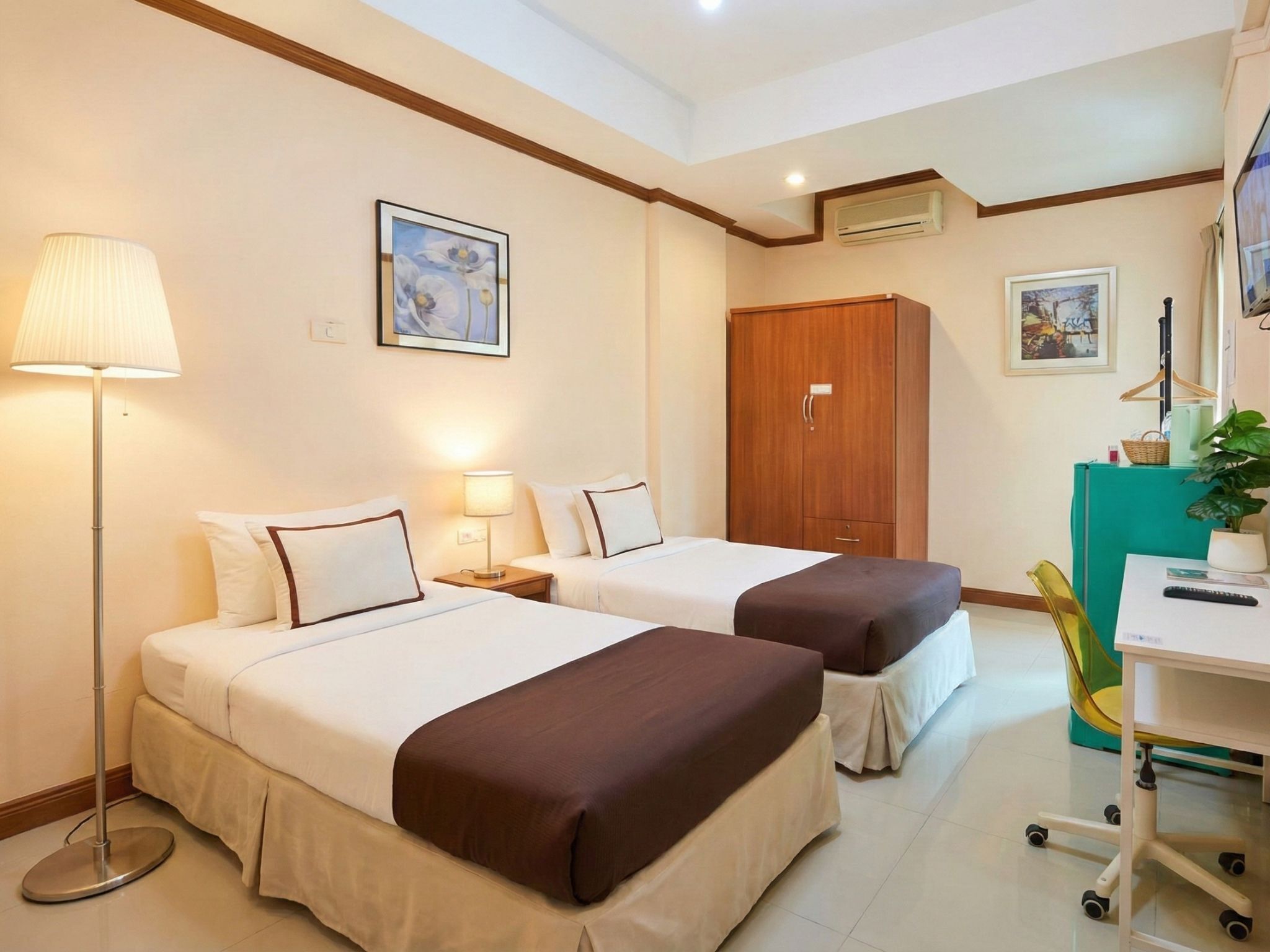 Studio Twin Room with Balcony | Desk, free WiFi, bed sheets