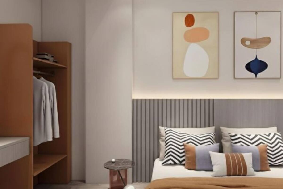Un dormitorio moderno con cama, almohadas, una mesita de noche y un armario.