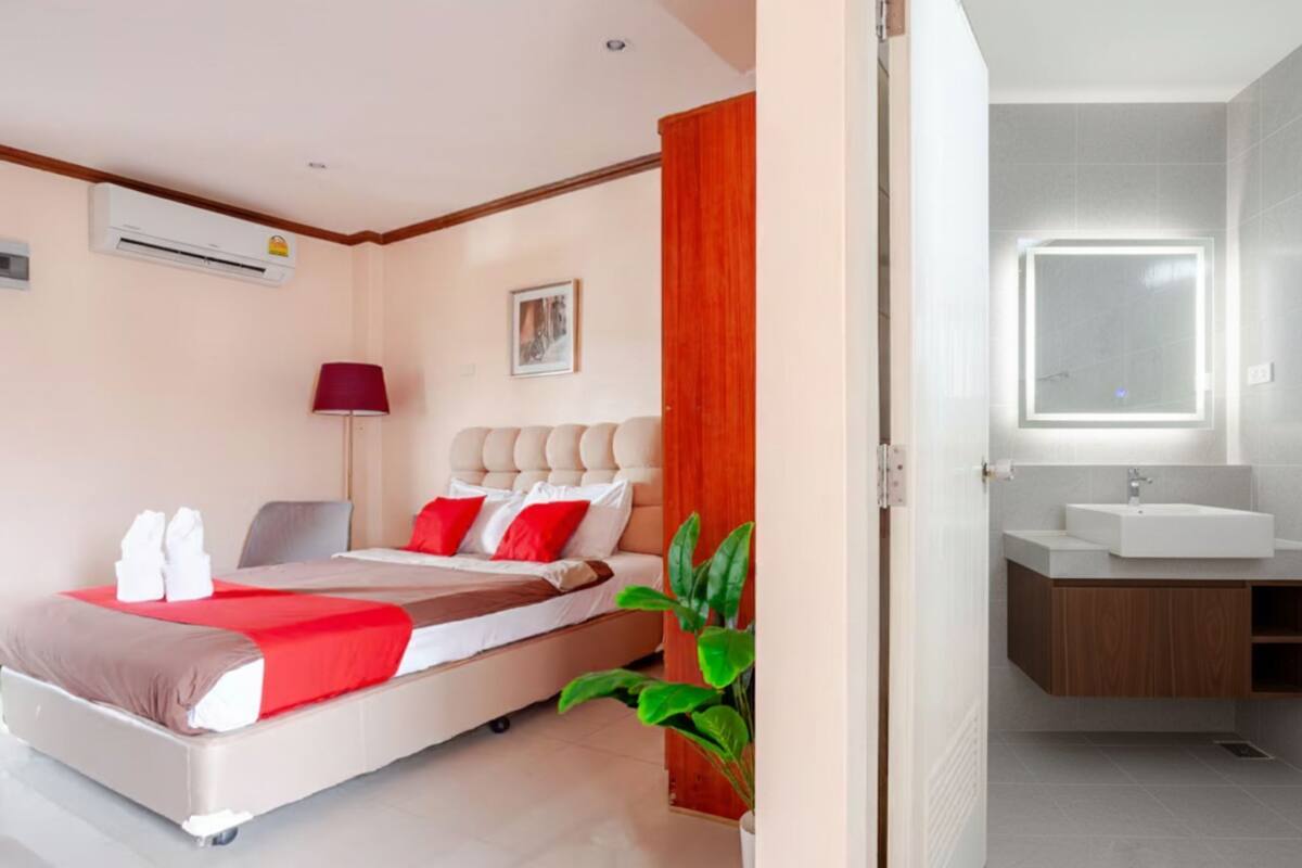 Two-Bedroom Suite | Bàn, truy cập Internet không dây miễn phí, bộ trải giường