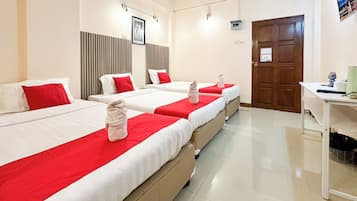 Quarto triplo | Escrivaninha, Wi-Fi de cortesia, roupa de cama