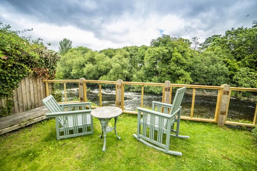 Cornerstones, 16th Century Luxury Self Catering House overlooking the River Dee